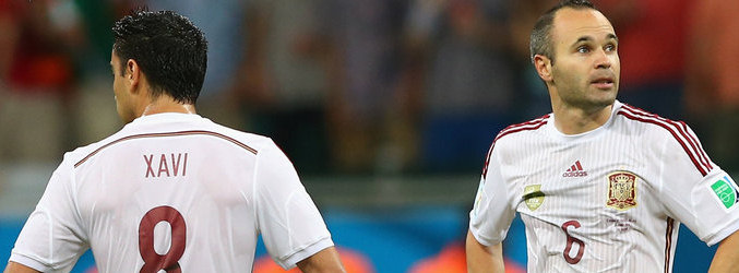 Xavi e Iniesta durante un partido en el pasado Mundial de Brasil 2014