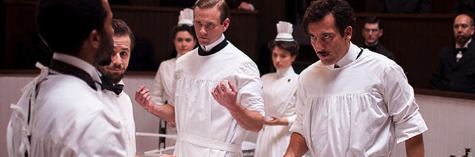  src="https://www.formulatv.com/images/noticias/39300/39377/1_35a781f752.jpg##250##153"/><p></p></div>Ambientada en el Nueva York del 1900, '<a href="https://www.formulatv.com/series/the-knick/">The Knick</a>' es la última serie dirigida por <a target="_blank" href="https://www.ecartelera.com/personas/steven-soderbergh/">Steven Soderbergh</a> ("<a target="_blank" href="https://www.ecartelera.com/peliculas/erin-brockovich/">Erin Brockovich</a>", "<a target="_blank" href="https://www.ecartelera.com/peliculas/behind-the-candelabra/">Behind the Candelabra</a>", "<a target="_blank" href="https://www.ecartelera.com/peliculas/sexo-mentiras-y-cintas-de-video/">Sexo, mentiras y cintas de video</a>", "<a target="_blank" href="https://www.ecartelera.com/peliculas/traffic/">Traffic</a>", "<a target="_blank" href="https://www.ecartelera.com/peliculas/oceans-eleven-hagan-juego/">Ocean's Eleven</a>") que se podrá ver en nuestro país a partir del próximo mes de septiembre en Canal+ Series (dial 4).</p><p> </p><p>'The Knick' se adentra en los pasillos del hospital Knickerbocker de Nueva York donde el prestigioso cirujano John Thackery (interpretado por <a target="_blank" href="https://www.ecartelera.com/personas/clive-owen/">Clive Owen</a>, ganador de un Globo de Oro y nominado al Oscar y a los premios Emmy) y otros revolucionarios médicos y enfermeras sobrepasan los límites de la medicina de su época. El cirujano es un adelantado a su tiempo pero cuestionado en una sociedad conservadora que aún no ha descubierto los antibióticos y afronta las más altas tasas de mortalidad.</p><p> </p><p>A pesar de su secreta adicción a la cocaína John Thackery lidera un equipo de médicos entre los que se encuentran su protegido, el doctor Everett Gallinger (<i>Eric Johnson</i>, "<a target="_blank" href="https://www.ecartelera.com/peliculas/flash-gordon/">Flash Gordon</a>", "Rookie Blue"), el joven Dr. Bertie Chickering Jr. (<i>Michael Angarano</i>, "Man in the Chair") y el doctor Algernon Edwards ("Guerra de novias"), un prometedor cirujano que recientemente le ha sido impuesto. </p><p> </p><h2 class='vh4'>La serie cuenta con un experimentado reparto</h2><p>El variado reparto de esta apuesta de Cinemax incluye otros personajes como Cornelia Robertson (<i>Juliet Rylance</i>, "Frances Ha", "Sinister"), hija de su benefactor, el capitán August Robertson; Tom Cleary, un malhumorado conductor de ambulancia (<i>Chris Sullivan</i>, "The Normal Heart"), Lucy Elkins (<i>Eve Hewson</i>, "Un lugar donde quedarse"), una joven enfermera, Herman Barrow, el fraudulento administrador del hospital (<i>Jeremy Bob</i>, '<a href="https://www.formulatv.com/series/house-of-cards/">House of Cards</a>', '<a href="https://www.formulatv.com/series/boardwalk-empire/">Boardwalk Empire</a>'), y la hermana Harriet (<a target="_blank" href="https://www.ecartelera.com/personas/cara-seymour/"><i>Cara Seymor</i></a>, "<a target="_blank" href="https://www.ecartelera.com/peliculas/una-educacion/">An Education</a>"), una monja sin pelos en la lengua. </p><p> </p><p><div class="imgnctxt"><img loading="lazy" alt="Clive Owen en &#39;The Knick&#39;