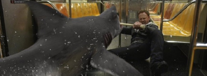 Ian Ziering en una escena de &#39;Sharknado 2: The Second One&#39;