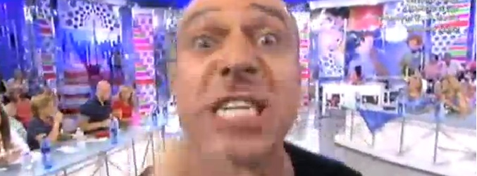 Victor Sandoval dirigiéndose a cámara en 'Sálvame'