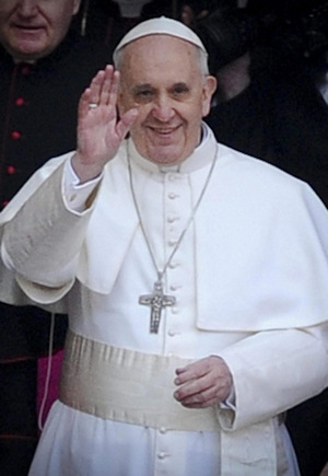 El Papa Francisco saluda a sus feligreses