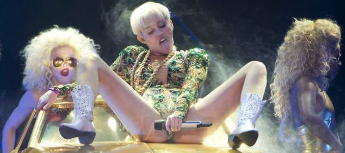 Miley Cyrus en una de sus actuaciones