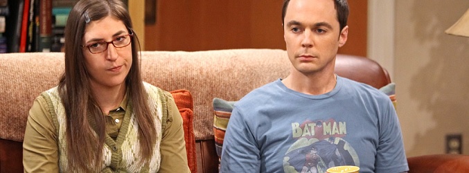 Mayim Bialik junto a Jim Parsons en una escena de 'The Big Bang Theory'