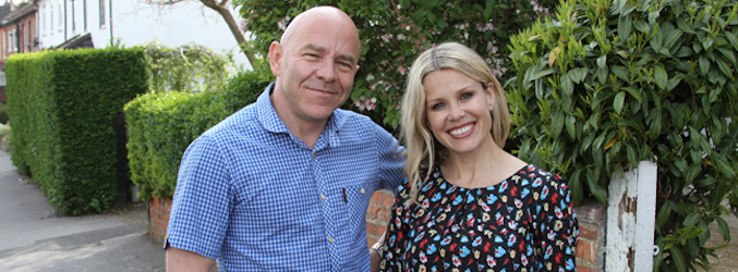 Dominic Littlewood y Melinda Messenger, presentadores de 'Cowboys Builders' en su versión británica