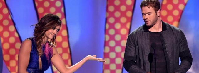 La ganadora Nina Dobrev con Kellan Lutz en un momento de la gala