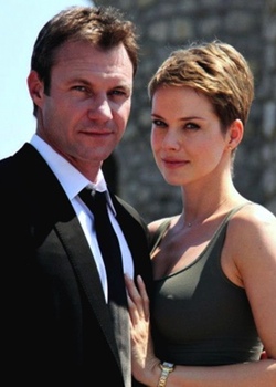 Chris Vance y Andrea Osvart en 'Transporter'