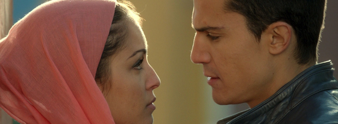 Hiba Abouk y Álex González en 'El príncipe'