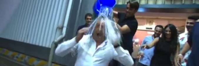 Josep Pedrerol se moja con el reto del cubo de agua helada