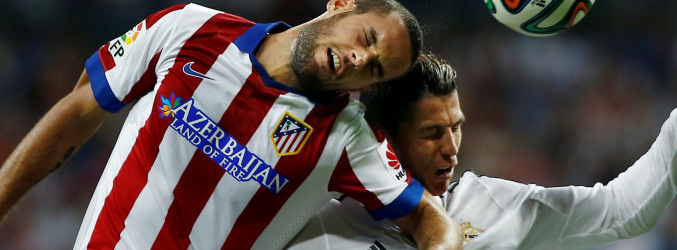 Mario Suárez y Cristiano Ronaldo luchan por el balón en la Supercopa de España
