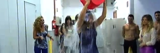 El equipo de 'Hable con ellas' participa en el #IceBucketChallenge