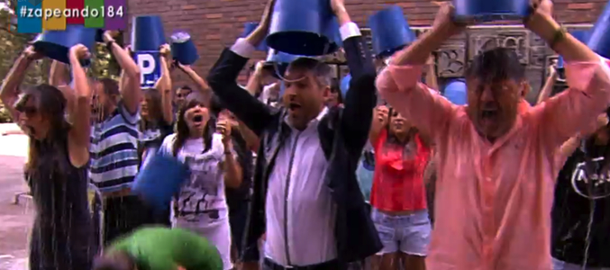 El equipo de 'Zapeando' ha cumplido con el reto del cubo de agua helada
