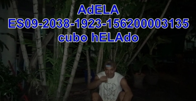Fotograma del vídeo de Frank Cuesta cumpliendo el reto del cubo de agua helada