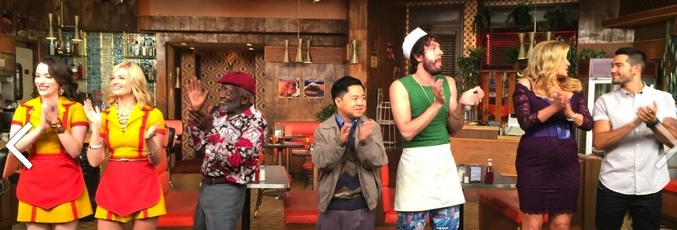 Jesse Metcalfe (derecha) con el reparto de &#39;2 Broke Girls&#39;