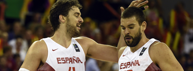 Pau y Marc Gasol durante el encuentro contra Francia en el Mundial de Baloncesto 2014 <span>Getty Images</span>