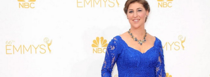 Mayim Bialik en la alfombra roja de los últimos premios Emmy