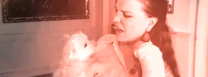 María José Cantudo, junto a su perrita, durante el relato de su historia