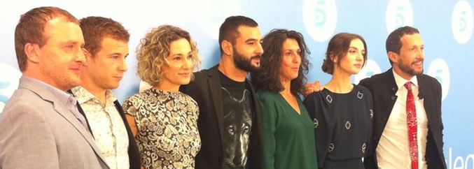 Parte del elenco de &#39;Hermanos&#39; junto a Salvador Calvo, uno de los directores de la serie