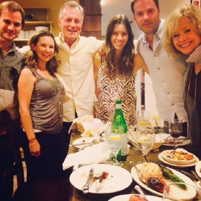 De izquierda a derecha: David Gallagher, Beverley Mitchell, Stephen Collins, Jessica Biel, Barry Watson y Catherine Hicks en el reencuentro