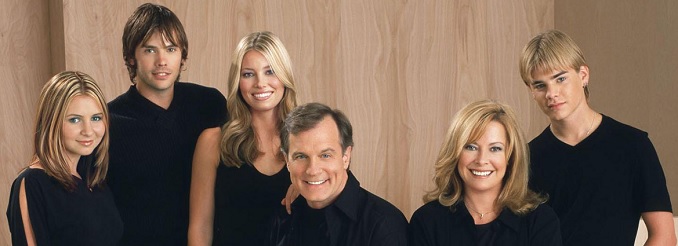 Los actores que acudieron a la reunión en una imagen promocional de la serie