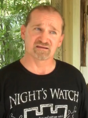 Jimmy Morgan declarando con la camiseta de Night's Watch