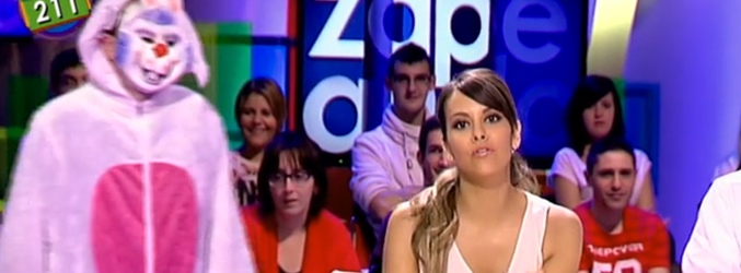 El conejo gigante, acercándose a Cristina Pedroche