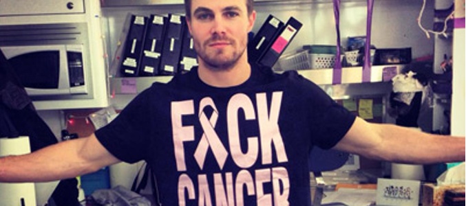 Stephen Amell con la camiseta de la Campaña Fuck Cancer
