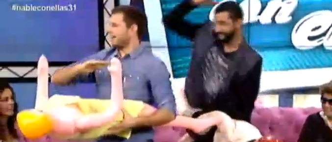 Álvaro Cervantes y Antonio Velázquez practican el kamasutra en 'Hable con ellas en Telecinco'