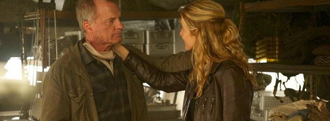 Stephen Collins junto a Elizabeth Mitchell en &#39;Revolution&#39;, uno de sus últimos trabajos en televisión