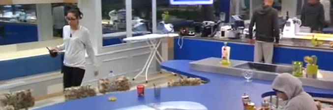 Lucía y Omar discuten en el desayuno