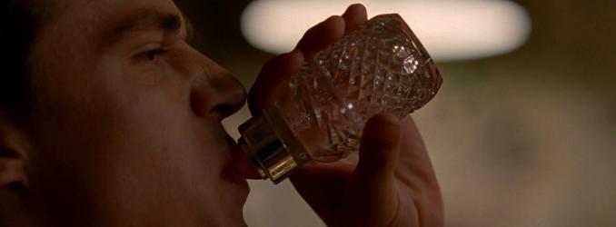 Dandy le da al biberón de coñac