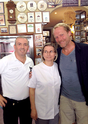 Iain Glen en un restaurante de Osuna