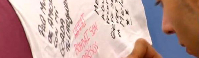 src="https://www.formulatv.com/images/noticias/41000/41094/1_0b60af7554.jpg##677##200"/><p></p></div></p><h2 class='vh4'>Dedicatorias sinceras</h2><p>Ayer la organización del reality show propuso a los concursantes una bonita actividad y otorgó a los concursantes camisetas en blanco para que, entre ellos, se escribieran dedicatorias con rotuladores.</p><p>La noche transcurrió entre confesiones y emocionales reacciones de los habitantes de la casa al leer las palabras que sus compañeros les habían dedicado.</p><blockquote>"¿Habrá alguien que te quiera más que yo?" dijo Azahara a Juanma</blockquote><p>Tras varias idas y venidas, y el consejo de Fran de no escribir nada a Omar en su camiseta, la de Barcelona es incapaz de no hacerlo. Obstinada en escribirle al novio de Lucía lo que ella considera "nuestra frase", termina haciéndolo. La rubia acaba firmando la camiseta en blanco de Omar con un sincero "por una historia inolvidable".</p><p>El novio de Lucía, por su parte, también escribe en la camiseta de ésta una cita textual de una canción de Mecano: "Hawaii, Bombay son dos paraísos". Tras esto, Omar y Alfredo dedican cariñosas palabras a Fran en el salón: "Aquí está el ganador de 'Gran Hermano'", corean los hermanastros. "Gracias a ti estamos todos unidos".</p><p><div class="imgnctxt"><img loading="lazy" alt=