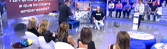 src="https://www.formulatv.com/images/noticias/41000/41095/1_9be8831bbb.jpg##677##200"/><p></p></div></p><h2 class='vh4'>"No me parece más profesional María José Campanario que Belén Esteban"</h2><p>En una de sus preguntas en la famosa máquina de la verdad, el programa preguntó a Santiago Segura si María José Campanario, la que realizó un pequeño cameo en "Torrente 5", es más profesional como actriz que <a href="https://www.formulatv.com/personas/belen-esteban/">Belén Esteban</a>.</p><p>El actor y director afirmó, sin dudarlo, que no le parecía más profesional Campanario que la Esteban. La copresentadora de 'Sálvame: diario', orgullosa, se animó a retar a Segura confesando: "Yo cuando hice "Torrente 4" no estaba en todas mis facultades, pero yo me brindo a que me cojas ahora en "Torrente 6" para demostrarte como es ahora Belén Esteban".</p><h2 class='vh4'>"Sálvame tiene mucho que ver con "Torrente"</h2><p>Santiago Segura se sinceró en el plató del 'Deluxe', frente a todos los colaboradores, afirmando que "Sálvame tiene mucho que ver con Torrente. Mucha gente lo critica sin verlo y otros lo ven a escondidas".</p><p>El director confiesa que detesta la hipocresía de los espectadores de ambos casos, ya que muchos de ellos afirman sin haber visto los formatos que éstos no son de su estilo.</p><p><div class="imgnctxt"><img loading="lazy" alt=