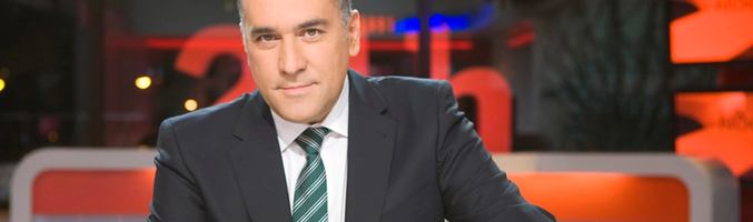 src="https://www.formulatv.com/images/noticias/41000/41097/2_c71aed9105.jpg##677##200"/><p></p></div></p><h2 class='vh4'>Una situación insostenible</h2><p>En ésta, los trabajadores quieren denunciar lo que definen como una "sitación límite" y "acabar así con dos años de malas prácticas profesionales, los niveles de manipulación y censura que han hundido la credibilidad de TVE y la acercan peligrosamente a los modelos de Telemadrid o Canal 9"."</p><p>El personal de informativos denuncia también "la contratación de personal externo y su nombramiento para responsabilidades editoriales, cuando existe personal interno altamente cualificado". Esto es considerado por ellos como un "agravio" y un "gasto injustificado al que debo hacer frente toda la sociedad en estos momentos de graves dificultades económicas".</p><p>Los profesionales de la información de RTVE reafirman su derecho de "trabajar con total libertad e independencia para cumplir con su deber como servicio público sufragado por el contribuyente".</p><h2 class='vh4'>Hasta la fecha, 1.500 trabajadores de TVE se han adherido a estas peticiones con sus firmas</h2><p>Los consejeros de informativos, los que tienen la responsabilidad de velar por la independencia de los profesionales de la información ante la dirección de cada sociedad y promover la independencia editorial en la Corporación RTVE, han redactado durante años informes y dictámenes sobre malas prácticas detectadas en los informativos, los que han sido remitidos a la dirección.</p><p>Los trabajadores sostienen que, en los últimos meses, esta tendencia se ha visto acentuada con coberturas como las de la Diada de Cataluña, el caso Pujol, la designación de Arias Cañete como Comisario de Energía y Cambio Climático, entre otras situaciones.</p><p>Los profesionales exponen que "es necesario que exista un compromiso político, liderado por el gobierno, de respeto a un modelo de televisión pública, independiente y plural".</p><p>Los servicios informativos exigen "gestores y profesionales de intachable trayectoria, cuya única voluntad sea liderar una televisión al servicio de la sociedad, con unos servicios informativos en los que se practique un periodismo independiente, plural y veraz".</p><h2 class='vh4'>Xabier Fortes ha denunciado ante la APM la manipulación que sufre el ente</h2><p>Xabier Fortes, vicepresidente del Consejo, ha afirmado que es "necesario acabar con esta deriva que lleva a un modelo fracasado, que importa lo hecho en Telemadrid. Tiene que haber un compromiso político de apoyo a una televisión pública independiente y desgubernamentalizada. Teníamos un modelo que funcionaba, fuimos los mejores 'Telediarios' del mundo", en referencia al premio obtenido durante la etapa de Fran Llorente.</p><p><div class="imgnctxt"><img loading="lazy" alt="Xabier Fortes, vicepresidente del Consejo