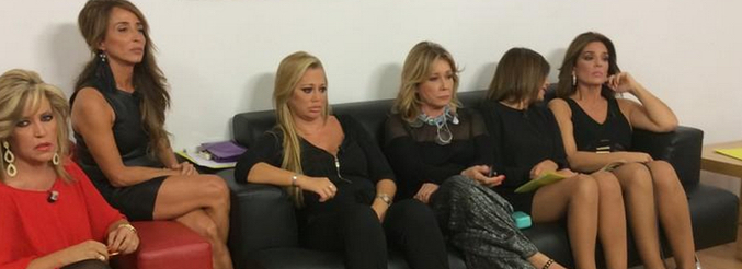 Las colaboradoras de 'Sálvame Deluxe' siguen con interés la intervención de Olvido Hormigos