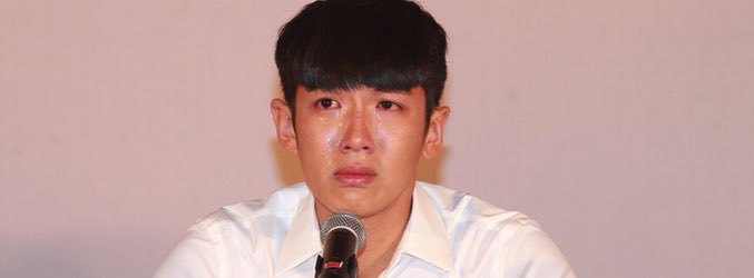Kai Ko pidiendo disculpan en la televisión china