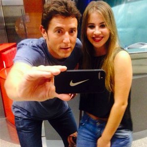 Lucía Gil junto a Manel Fuentes