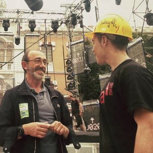 Un joven aprendiendo una profesión