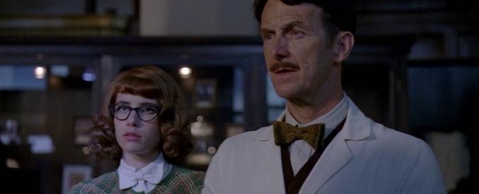 Emma Roberts y Denis O&#39;Hare en &#39;American Horror Story: Freak Show&#39;