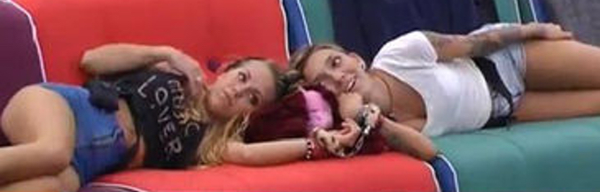 Paula y Yoli, esposadas