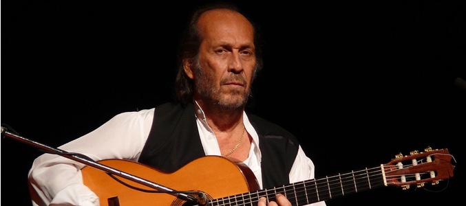 Paco de Lucía tocando la guitarra
