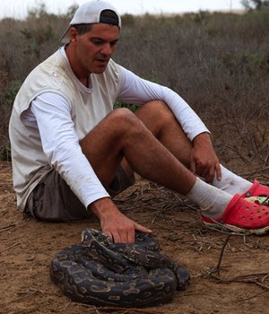 Frank Cuesta con una serpiente