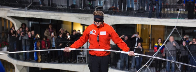 Nik Wallenda con con los ojos vendados