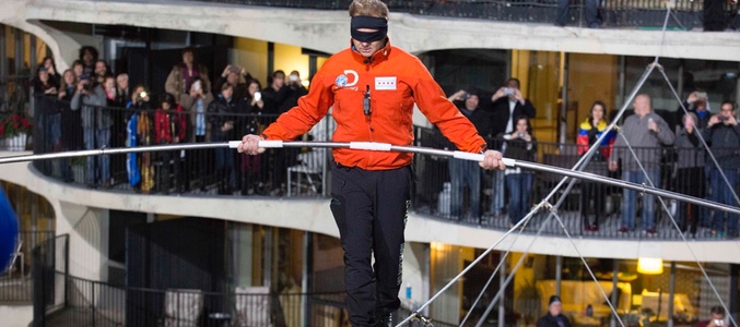 Nik Wallenda comienza su reto desde la torre oeste del Marina City