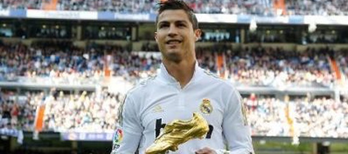 Cristiano Ronaldo recibiendo su segunda Bota de Oro