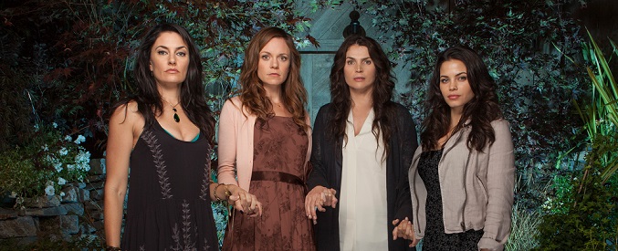 Mädchen Amick, Rachel Boston, Julia Ormond y Jenna Dewan Tatum en una imagen promocional de 'Witches of East End'