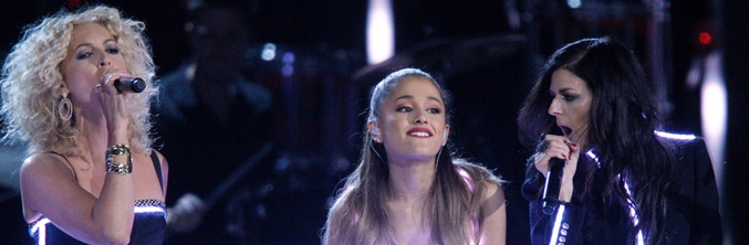 Ariana Grande en su actuación de los 'CMA Awards'