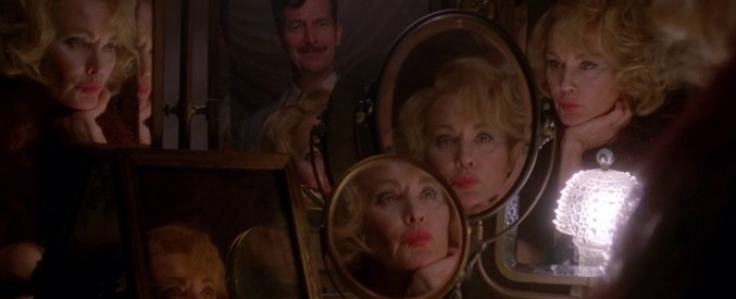 Elsa Mars, en su tocador, recibe la visita de Stanley