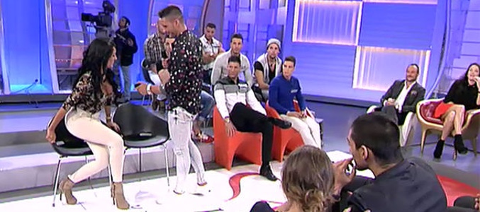 Instante en que Ángel le pide matrimonio a Aura