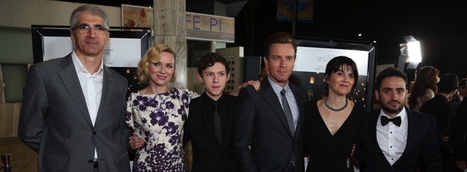 Los actores de "Lo imposible" junto a sus protagonistas y su director J.A. Bayona